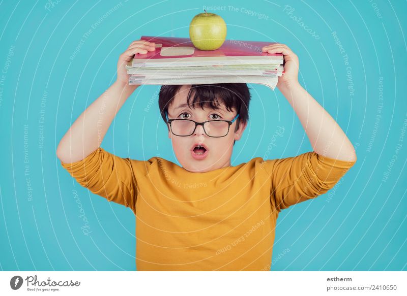 überraschter Junge mit Büchern und Apfel Lifestyle Bildung Kind Schule lernen Schüler Mensch maskulin Kleinkind Kindheit 1 8-13 Jahre Brille Denken festhalten