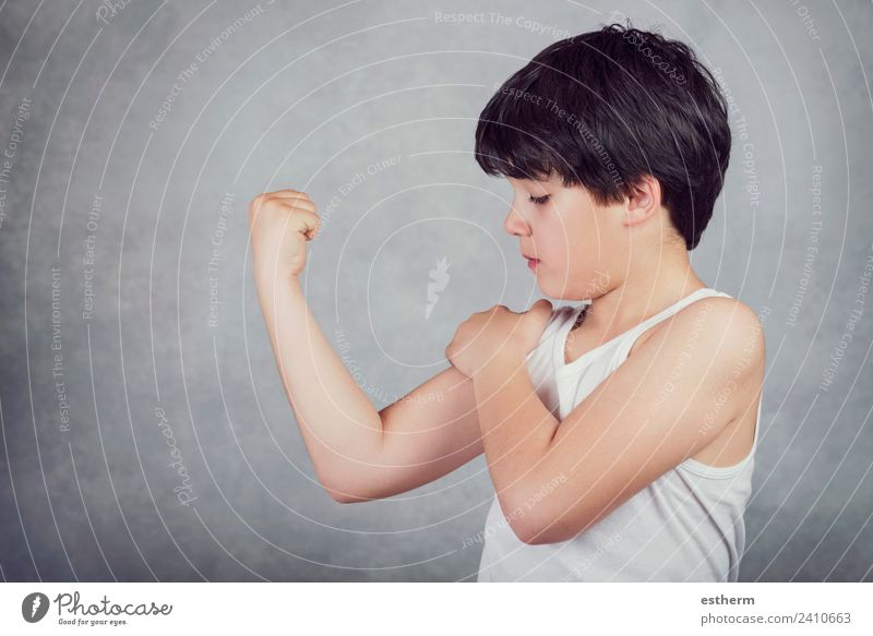 Kind, das seine Muskeln zeigt. Lifestyle Wellness Leben Sport Fitness Sport-Training Erfolg Mensch maskulin Kleinkind Kindheit 1 8-13 Jahre Denken kämpfen