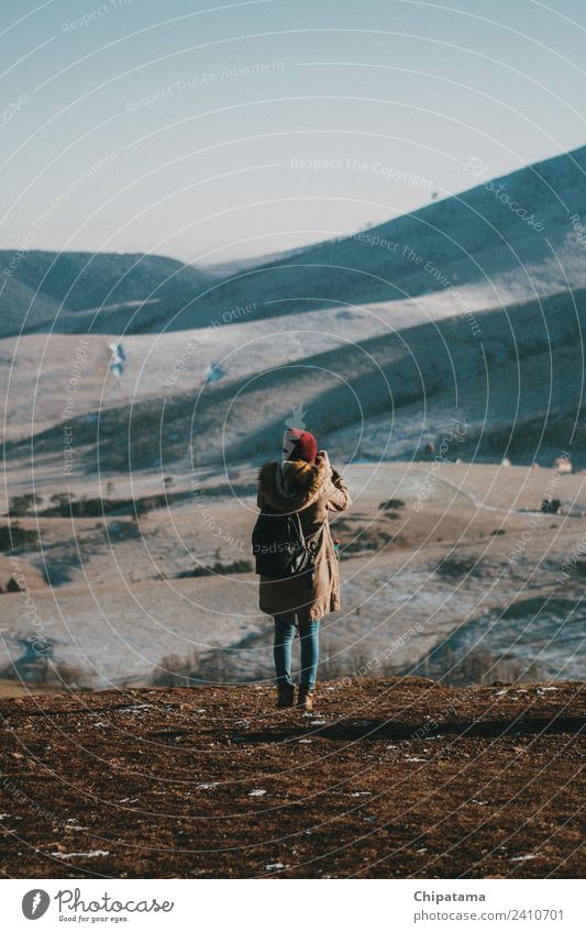 Mädchen erkundet die Berge Mensch feminin Frau Erwachsene Künstler Landschaft Sonnenaufgang Sonnenuntergang Wetter Hügel Felsen Berge u. Gebirge Gipfel