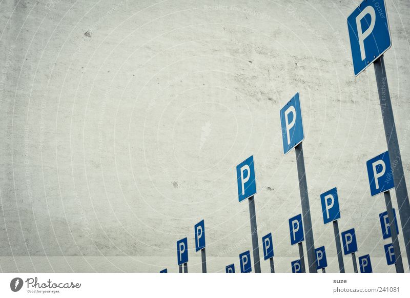 Parkplatz Platz Mauer Wand Verkehr Zeichen Schilder & Markierungen Verkehrszeichen lustig blau grau Verkehrsschild Parkplatzsuche Parkplatzmangel Schilderwald