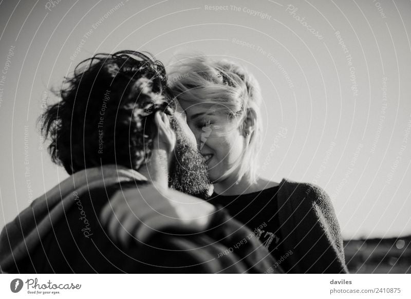 Schwarz-Weiß-Porträt eines sich im Freien küssenden Paares. Freude Sonne Mensch Frau Erwachsene Mann Familie & Verwandtschaft Partner 2 18-30 Jahre Jugendliche