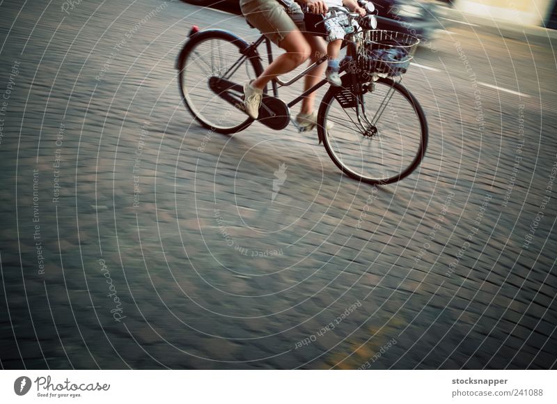 Fahrrad Frau Fahrradfahren Zyklus Geschwindigkeit Bewegung Unschärfe Straße Kieselstein Zusammensein Reiten Fuß