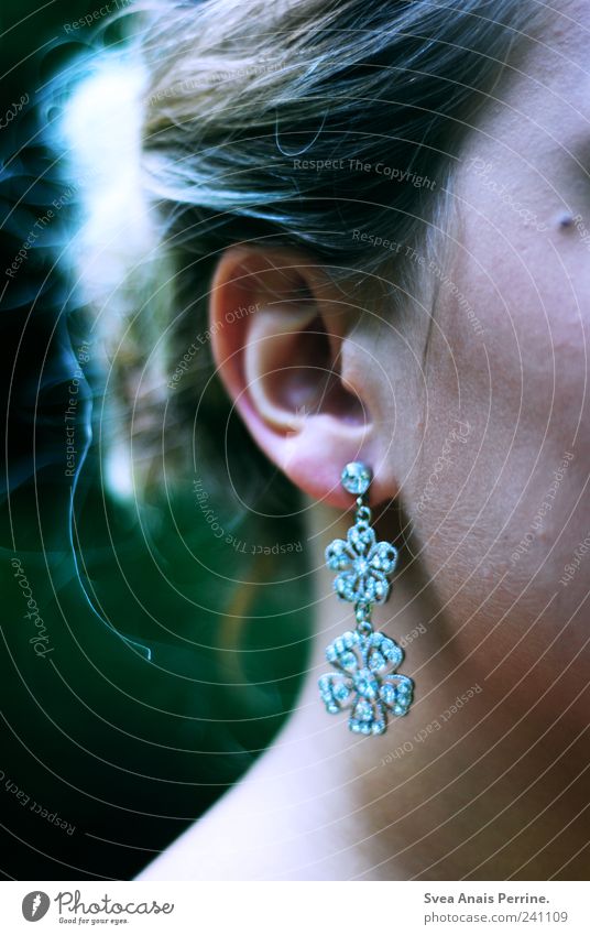 India. feminin Junge Frau Jugendliche Erwachsene Haut Kopf Haare & Frisuren Ohr 1 Mensch Accessoire Schmuck Ohrringe blond elegant schön einzigartig Hochmut