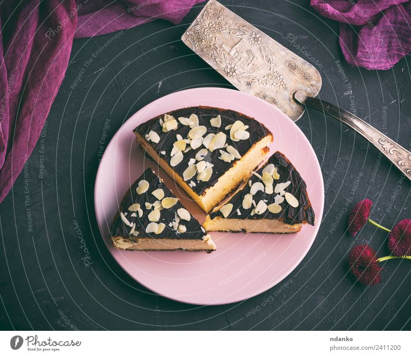 Käsekuchenstückchen mit Schokolade Milcherzeugnisse Dessert Süßwaren Ernährung Restaurant Blume frisch lecker oben schwarz weiß Kuchen Mandel Hintergrund backen