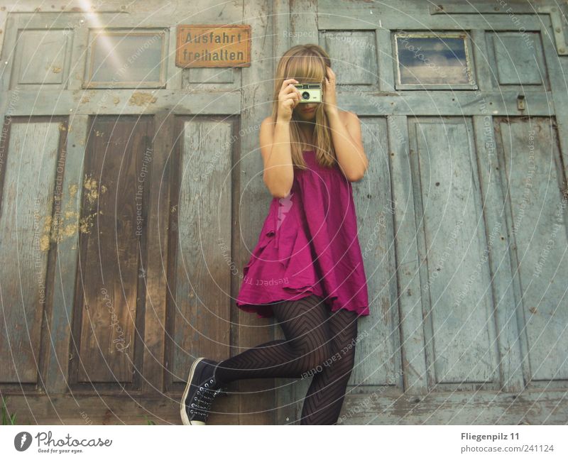 Mädchen macht Fotos III Stil feminin Junge Frau Jugendliche 1 Mensch 18-30 Jahre Erwachsene Kleid Strumpfhose blond langhaarig Pony Fröhlichkeit trendy rosa