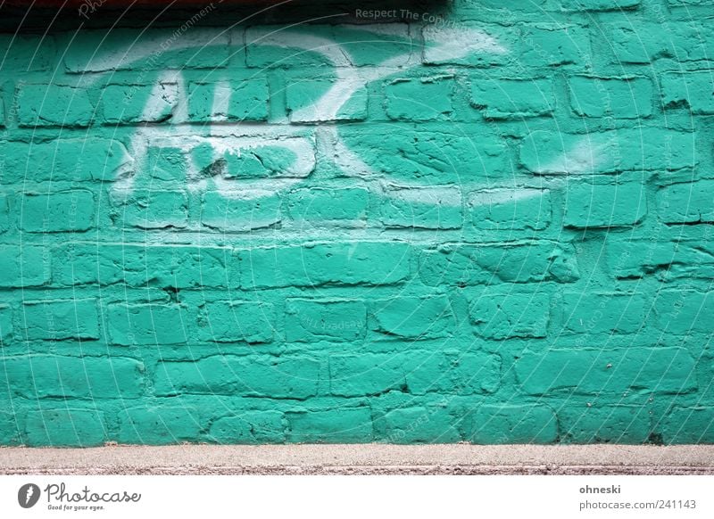 Alphabet Haus Bauwerk Gebäude Mauer Wand Fassade Stein Backstein Schriftzeichen Graffiti Typographie Lateinisches Alphabet trashig grün türkis Farbfoto