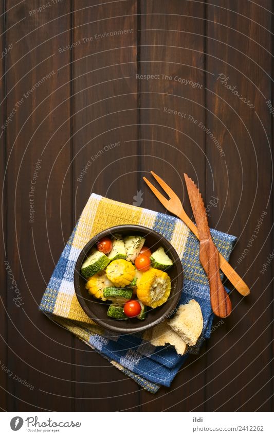 Gebackenes Gemüse Vegetarische Ernährung frisch Gesundheit Lebensmittel Snack Mahlzeit Speise Mais Zucchini Tomate Thymian Seite Spielfigur Scheibe rustikal