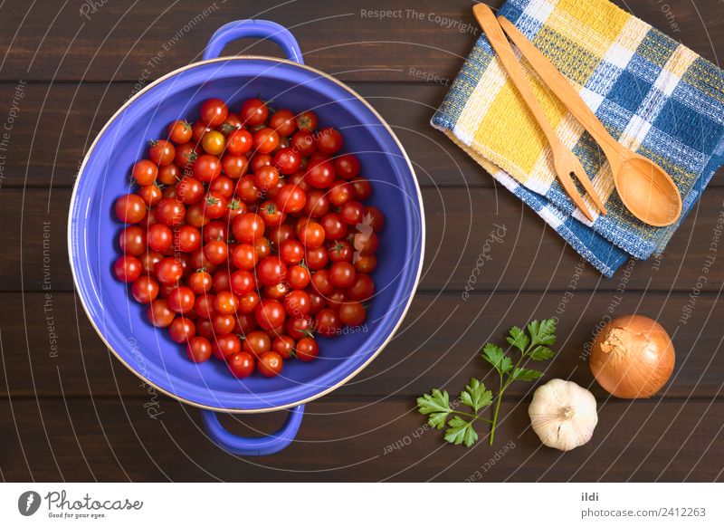 Kirschtomaten im Sieb Gemüse frisch Gesundheit rot Tomate Kirsche Zutaten Essen zubereiten Lebensmittel Zwiebel Knoblauch Petersilie Holz viele Overhead