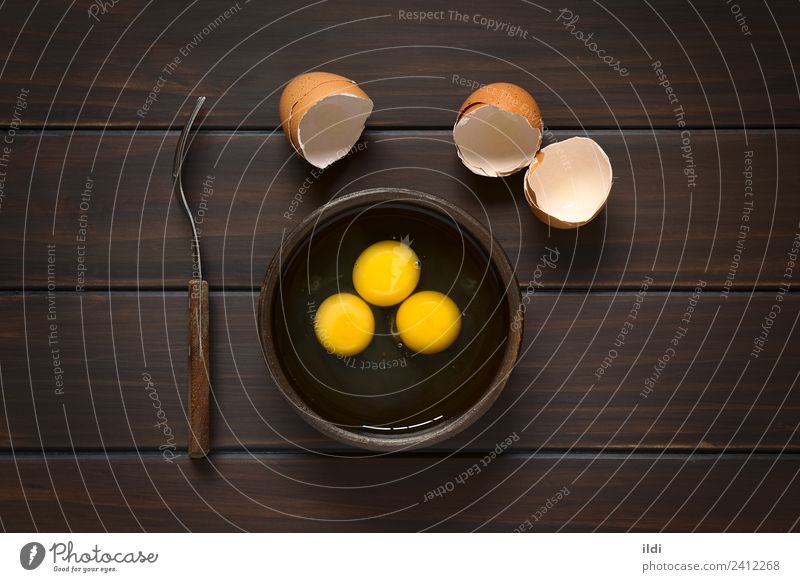 Rohe Eier Milcherzeugnisse Frühstück frisch Zutaten Eigelb Protein Lebensmittel gebrochen drei rustikal Eierschale Snack vorbereiten Koch Essen zubereiten