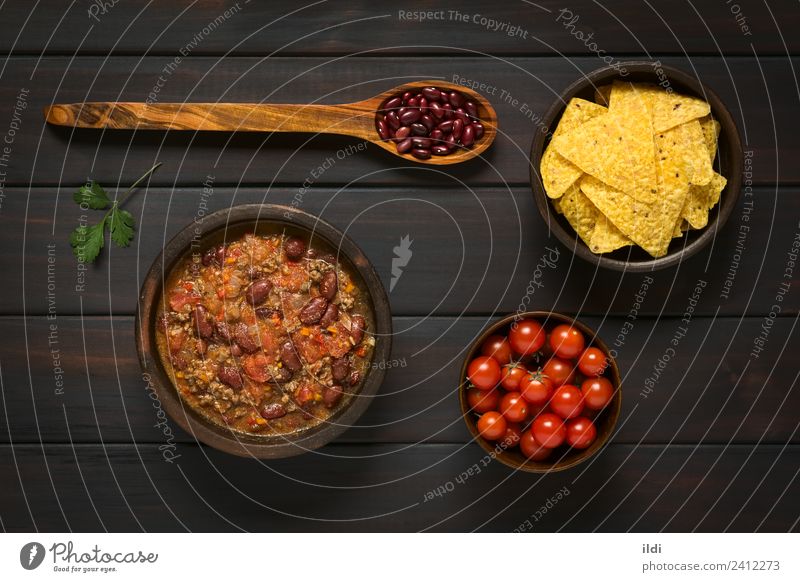 Chili con Carne und Tortilla Chips Fleisch Gemüse frisch Peperoni Lebensmittel Mahlzeit Speise Rindfleisch Boden gehackt Hackfleisch Bohnen Puls Hülsenfrüchtler