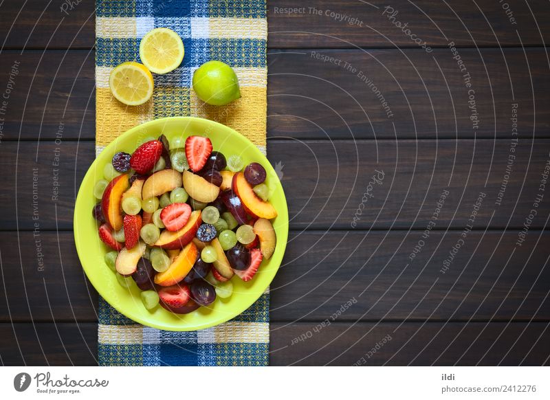 Frischer Obstsalat Frucht frisch Gesundheit Salatbeilage roh Pflaume Nektarine Erdbeeren farbenfroh Lebensmittel Snack Vitamin Zitrone Overhead horizontal