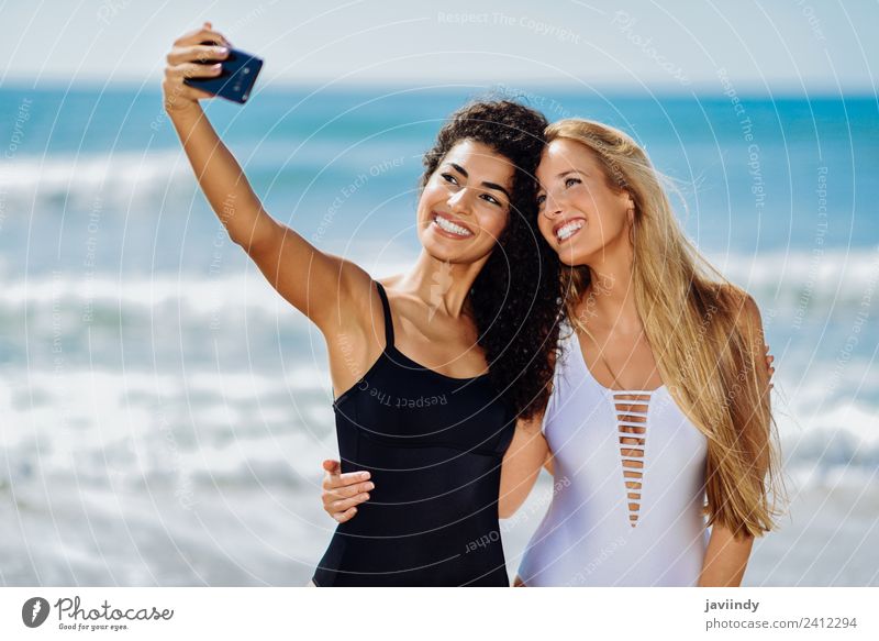 Zwei Mädchen machen Selfie-Fotos mit Smartphone. Lifestyle Freude Glück schön Körper Freizeit & Hobby Ferien & Urlaub & Reisen Tourismus Sommer Strand Mensch