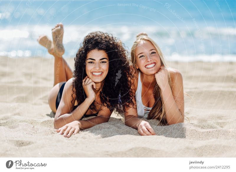 Zwei Frauen auf dem Sand eines tropischen Strandes. Freude schön Freizeit & Hobby Ferien & Urlaub & Reisen Tourismus Sommer Mensch feminin Erwachsene