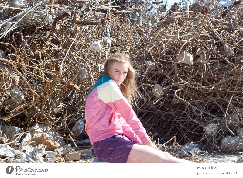 WorldEndParty/06 (Soldaten nahezu ganze Armeen) Lifestyle Stil feminin Junge Frau Jugendliche Müllhalde Rock Jacke blond Metall träumen warten trist Gefühle