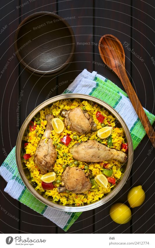 Spanische Hühner-Paella Fleisch Gemüse frisch Hähnchen Federvieh Oberschenkel Reis Speise Mahlzeit Lebensmittel Valencianer mediterran Essen zubereiten Paprika