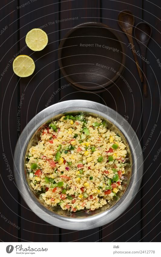 Gemüse- und Couscous-Salat Vegetarische Ernährung Gesundheit Lebensmittel Salatbeilage roh Tomate Paprika Zwiebel Mais Salatgurke Bohnenkraut Speise Mahlzeit