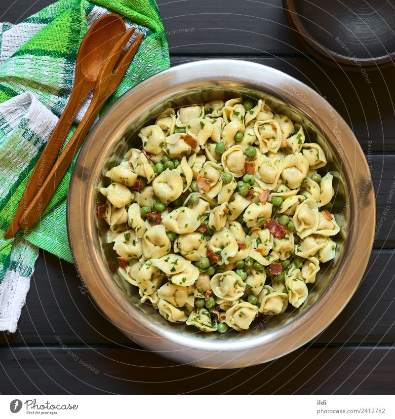Tortellini-Salat mit Erbsen und Speck Fleisch Gemüse Teigwaren Backwaren frisch Salatbeilage Spätzle gefüllt Petersilie Lebensmittel Mahlzeit Speise Italienisch