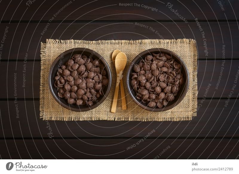 Schokolade Maisflocken Frühstück Getreide süß Lebensmittel Schuppen Flocken gesüßt Müsli Mahlzeit Snack bearbeitet knusprig knackig Holz rustikal Overhead