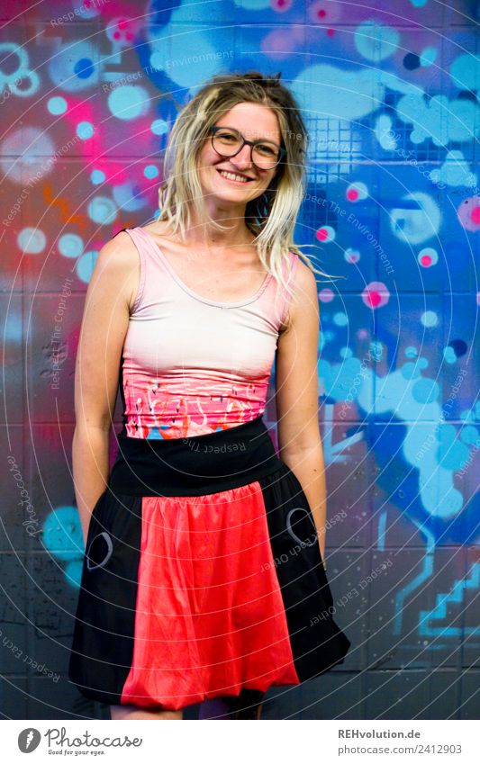 Jule | Junge Frau mit Dreads vor einem Graffiti Mensch feminin Jugendliche Erwachsene 1 18-30 Jahre Kunst Kultur Jugendkultur Stadt Mode Rock Brille