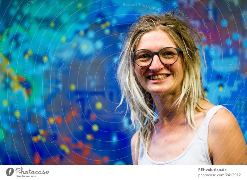 Jule | Junge Frau mit Dreads vor einem Graffiti Lifestyle Stil Mensch Jugendliche Erwachsene 1 18-30 Jahre Kunst Kultur Jugendkultur Brille Haare & Frisuren