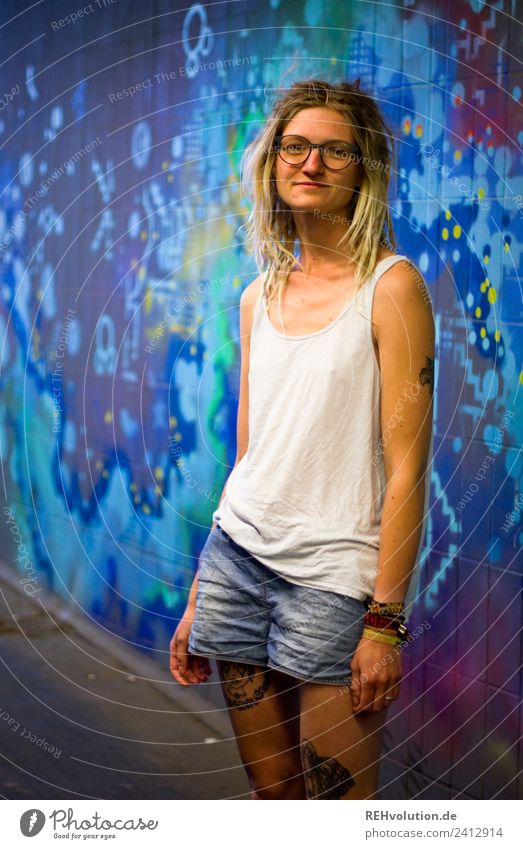 Jule - Junge Frau mit Dreads vor einem Graffiti Lifestyle Freizeit & Hobby Mensch feminin Jugendliche 1 18-30 Jahre Erwachsene Kunst Jugendkultur Subkultur