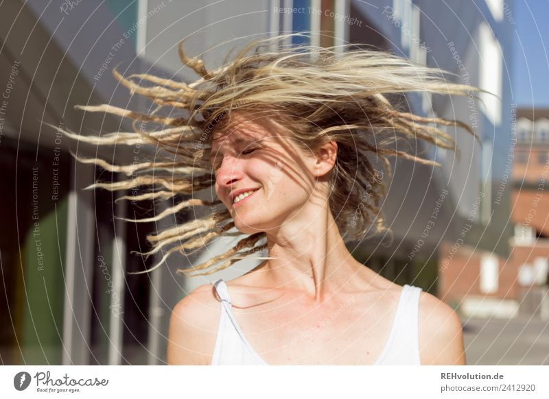 Jule | Junge Frau mit Dreads dreht sich Lifestyle Stil Freude Glück Mensch Jugendliche Erwachsene 1 18-30 Jahre Stadt Haare & Frisuren Rastalocken Bewegung