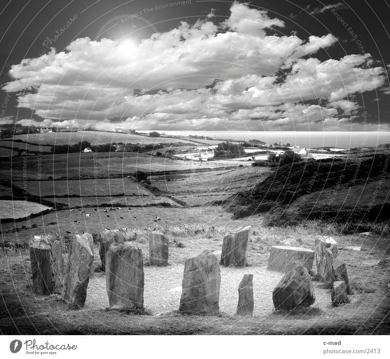 Stonecircle in Irland Wolken Steinkreis Steinblock Kelten Wiese Gras Stimmung Bauwerk Feld Meer Republik Irland Megalit Stoncircle Schwarzweißfoto Sonne
