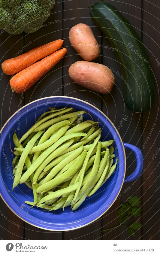 Rohe grüne Bohnen und anderes Gemüse Ernährung Vegetarische Ernährung frisch Gesundheit Lebensmittel roh Essen zubereiten Brokkoli Möhre Zucchini Petersilie