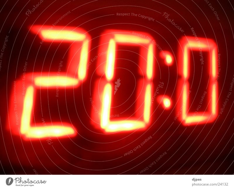 Warp 20:0 Digitaluhr Langzeitbelichtung Zeit Makroaufnahme Nahaufnahme kurz vor der tagesschau dreidimensional