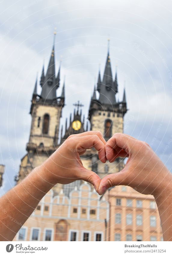 Männerhände mit Herzform-Symbol über dem Prager Stadtbild Ferien & Urlaub & Reisen Tourismus Abenteuer Sightseeing Städtereise Mann Erwachsene Hand Himmel