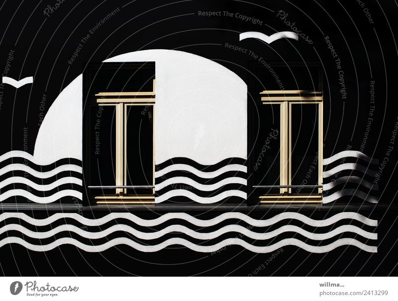 Maritime Hausfassade mit Fenster zum Ozean Fassade maritim schwarz weiß Kreativität bemalt graphisch Möwe Wellen Wellenlinie Vor dunklem Hintergrund