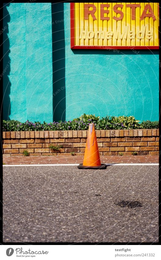 kegeln Kleinstadt Mauer Wand Fassade Straße leuchten exotisch Restaurant Verkehrsleitkegel Mauerpflanze Farbfoto Außenaufnahme Menschenleer Licht Schatten