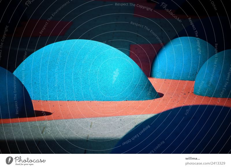 Die Erdoberfläche treibt Blasen! | Falschmeldung Spielplatz Klettern Bergsteigen Kunst Skulptur Chemnitz Stein rund blau skurril Bodenbelag Kunststoff