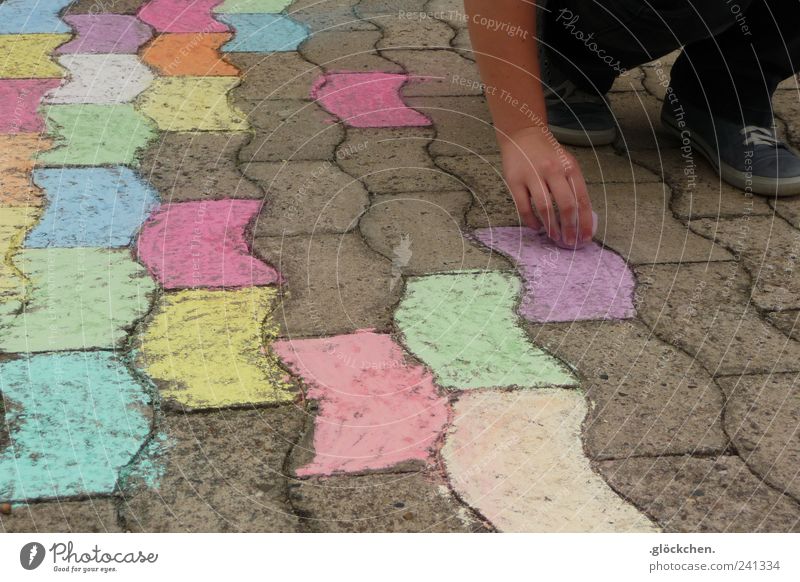 Straßenkünstlerin Hand Fuß Straßenmalkreide Stein zeichnen eckig Fröhlichkeit Leidenschaft Kindheit Farbfoto mehrfarbig Außenaufnahme Muster Tag außergewöhnlich