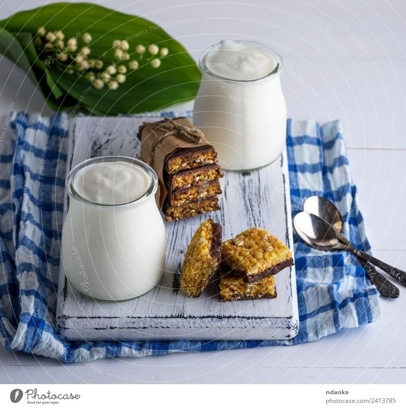 zwei Gläser mit hausgemachtem Joghurt Milcherzeugnisse Ernährung Frühstück Diät Getränk Löffel Tisch Blume Holz Essen frisch natürlich oben blau weiß
