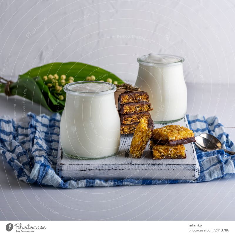hausgemachter Joghurt im Glasglas Milcherzeugnisse Ernährung Frühstück Diät Löffel Tisch Holz frisch blau weiß Gesundheitswesen Griechen Snack Lebensmittel