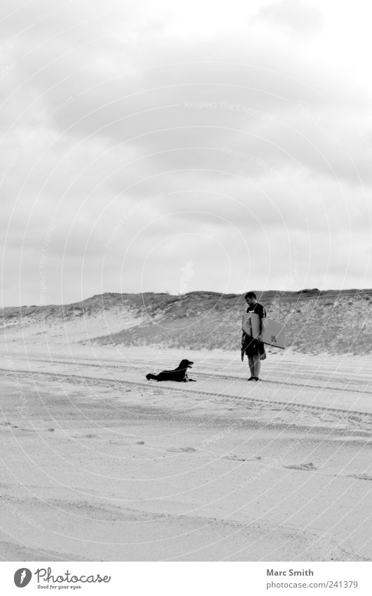Zweisamkeit Freizeit & Hobby Strand Mann Erwachsene 1 Mensch Hund Sand Coolness loyal Freundschaft Tourismus Schwarzweißfoto Außenaufnahme Textfreiraum unten