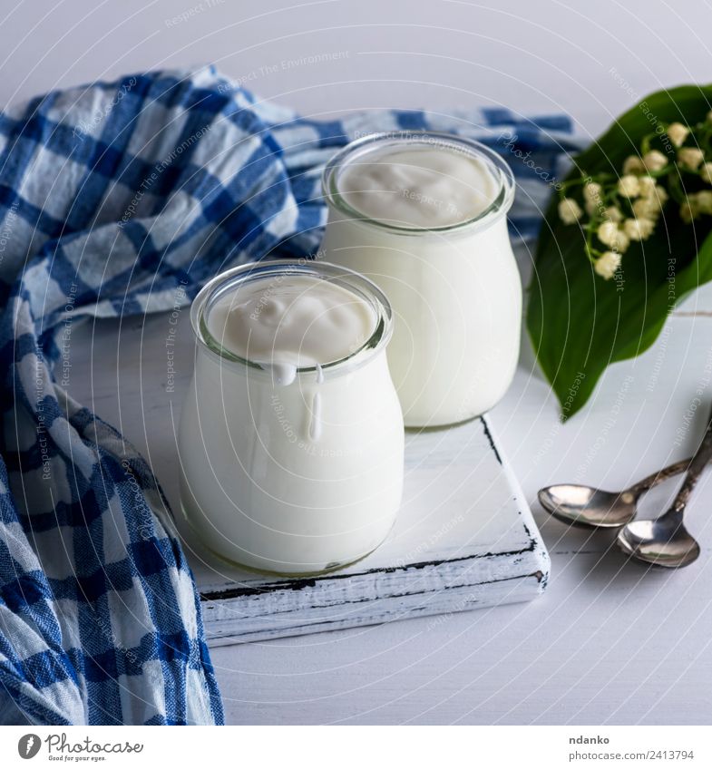Gläser mit hausgemachtem Joghurt Ernährung Frühstück Diät Löffel Tisch Blume Holz frisch blau weiß Griechen Glas Lebensmittel Gesundheit Serviette Hintergrund