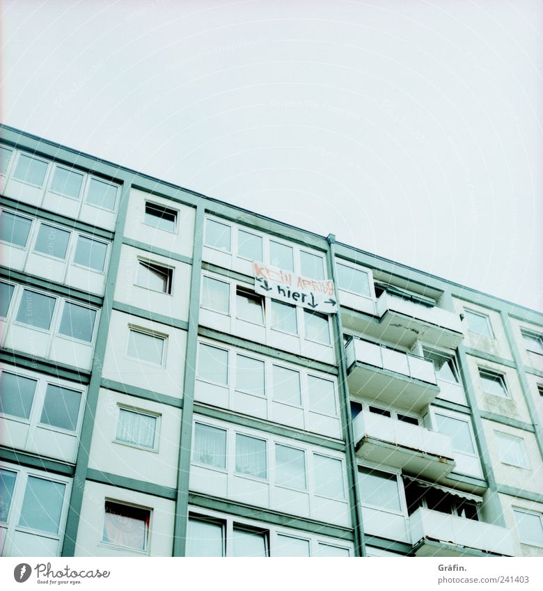 Kein Abriss hier! Stadt Menschenleer Hochhaus Fassade Balkon Schriftzeichen Graffiti Fahne authentisch dreckig hell trashig blau grau weiß Verbitterung trotzig