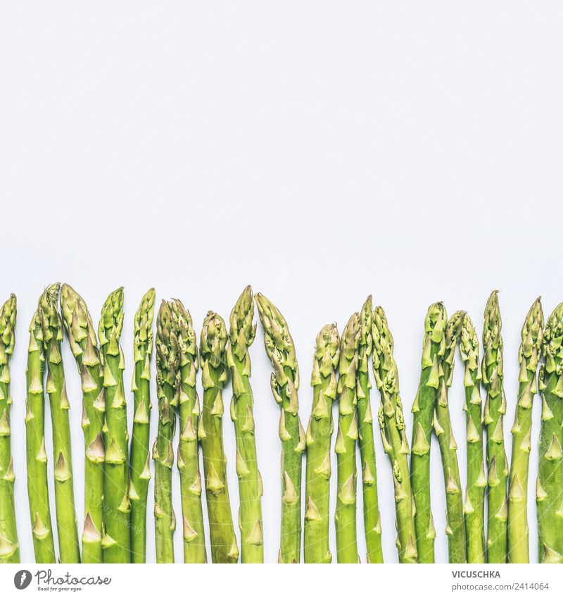 Grüne Spargel auf weiß Lebensmittel Gemüse Ernährung Bioprodukte Vegetarische Ernährung Diät Stil Design Gesundheit Gesunde Ernährung Restaurant Natur