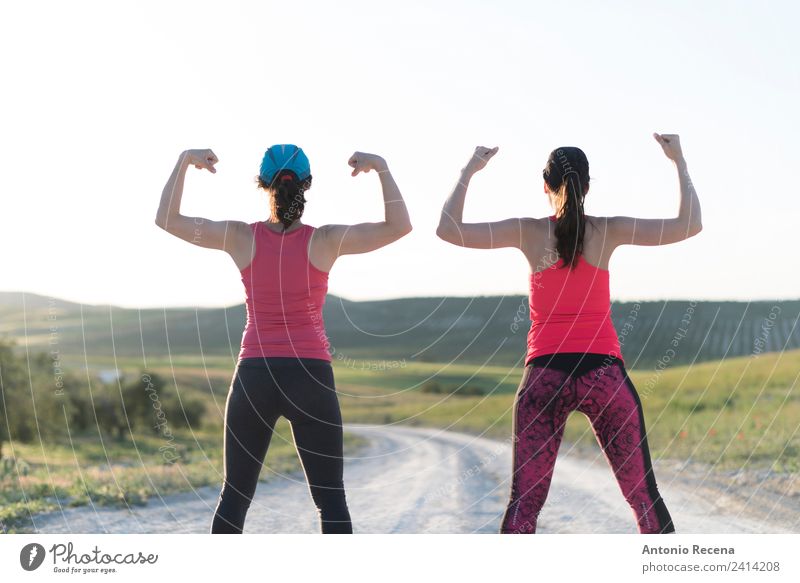 Frauenpower Lifestyle Sport Erwachsene Freundschaft Paar Fitness sportlich Geschwindigkeit stark Selbstständigkeit laufen Läufer Pose Kraft Muskulatur Rücken