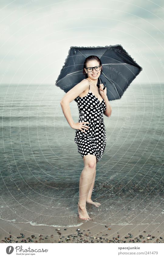misses umbrella Mensch feminin Frau Erwachsene 1 18-30 Jahre Jugendliche Sand Wasser Wolken Horizont Strand Blick schön nerdig blau Schirm Regenschirm lachen