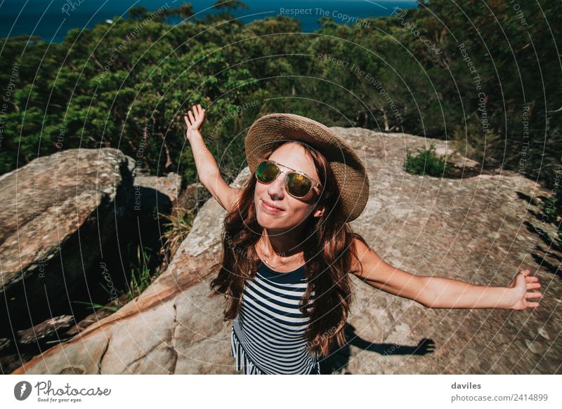 Glückliche weiße Frau mit offenen Armen atmet und genießt die Sonne im australischen Wald. Lifestyle Freude schön Wellness Leben Freizeit & Hobby