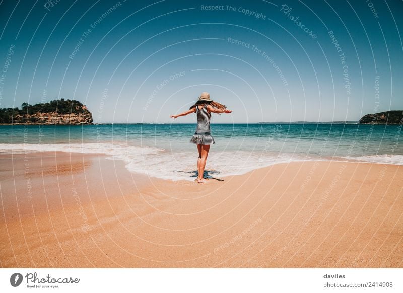 Frau tanzt barfuß im Strandsand am Meeresufer in Australien. Lifestyle Freude schön Wellness Freizeit & Hobby Ferien & Urlaub & Reisen Abenteuer Sommer Wellen