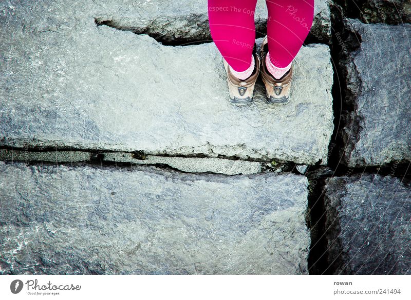 __=|= Mensch Beine Fuß 1 Erde Felsen Berge u. Gebirge grau violett rosa graphisch Linie Strukturen & Formen stehen wandern Bergsteigen Schuhe Stein steinig