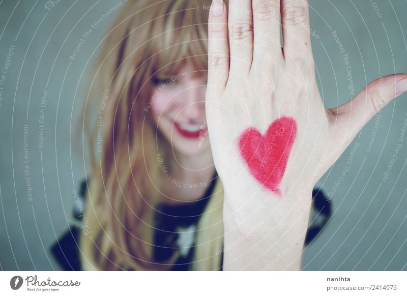Junge Frau mit einem Herzen in der Hand gemalt. Stil Design Freude Wellness Wohlgefühl Feste & Feiern Valentinstag Mensch feminin Jugendliche 1 18-30 Jahre