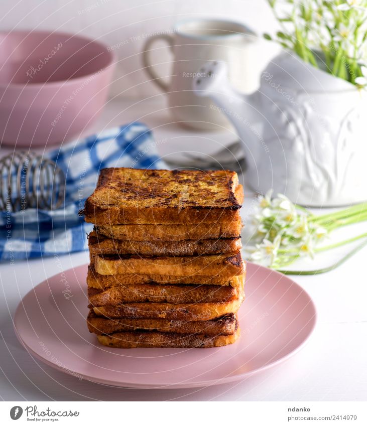 Französischer Toast Brot Frühstück Mittagessen Teller Essen lecker braun weiß Zuprosten Hintergrund Müsli Scheibe Weizen Lebensmittel Gesundheit aufgeschnitten