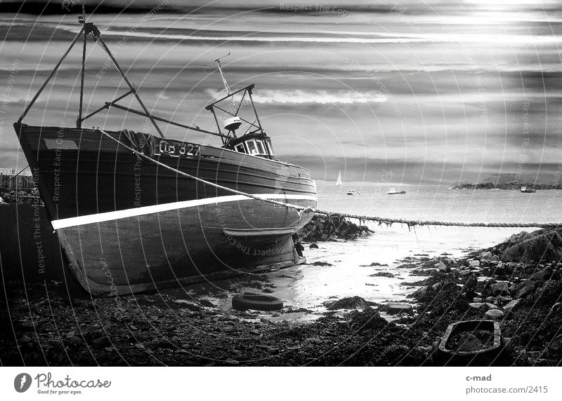 Schiff auf Kiel liegend Wasserfahrzeug Algen Fischer Wolken Schottland Mull Himmel Hafen Küste Schwarzweißfoto Iona Insel Außenaufnahme Neigung Menschenleer
