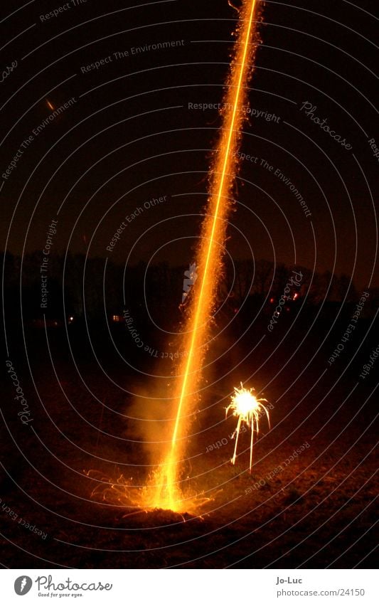 ignition Silvester u. Neujahr Langzeitbelichtung Nacht Schwanz Strahlung Feuerwerk Beginn düse Funken Brand Rauch