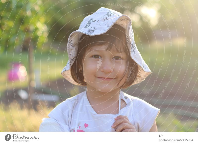 Kleines Mädchen lächelnd Lifestyle Kindererziehung Bildung Kindergarten Mensch feminin Baby Kleinkind Familie & Verwandtschaft Kindheit Leben beobachten
